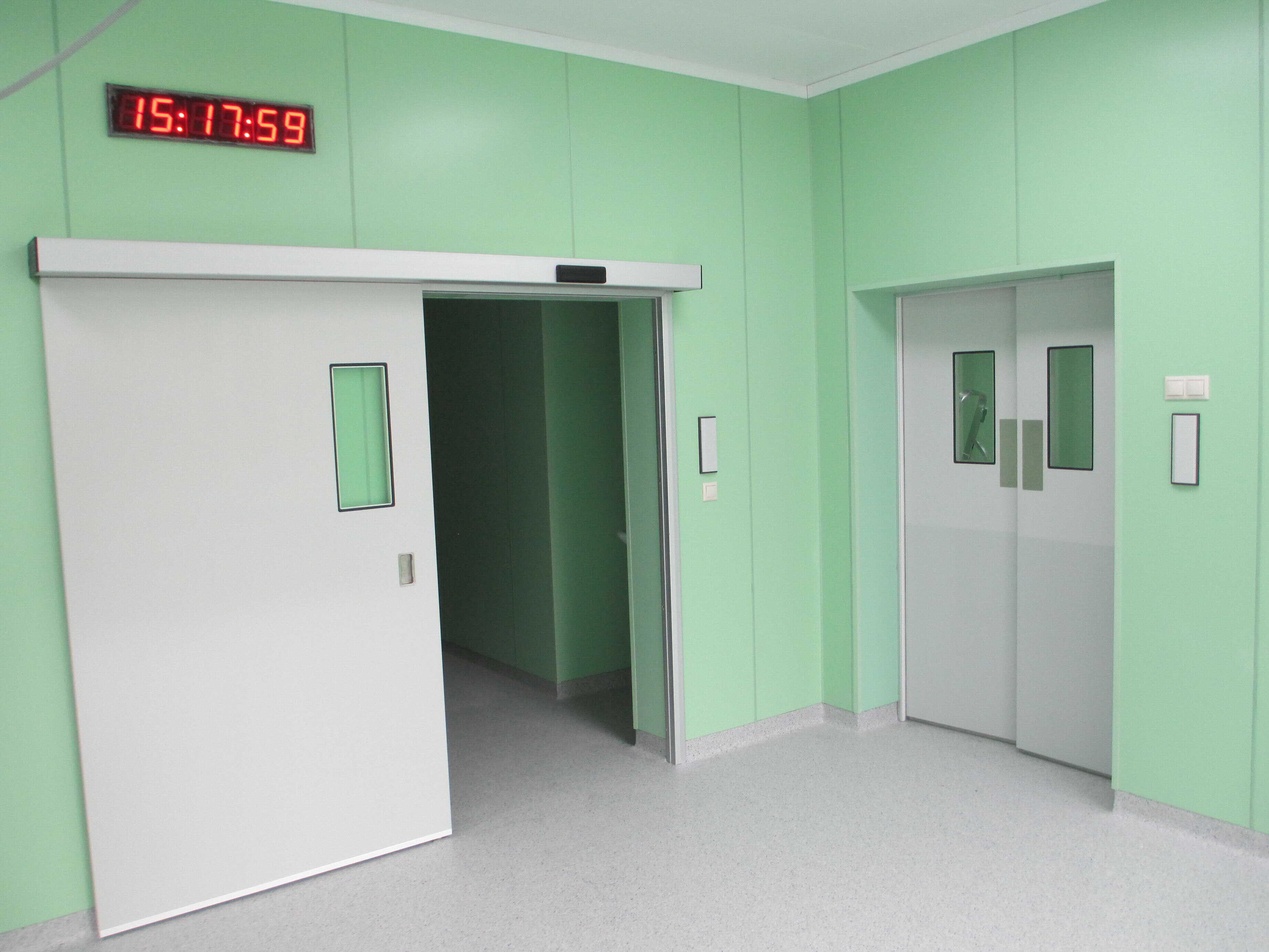 Двери медицинские екатеринбург. Слайдерные двери для чистых помещений. Автоматические двери для чистых помещений. Откатные медицинские двери. Медицинские двери для чистых помещений.